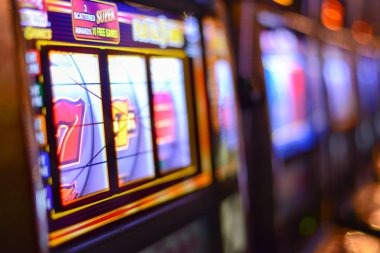 Live poker table on warisanjitu with dealer and multiple players